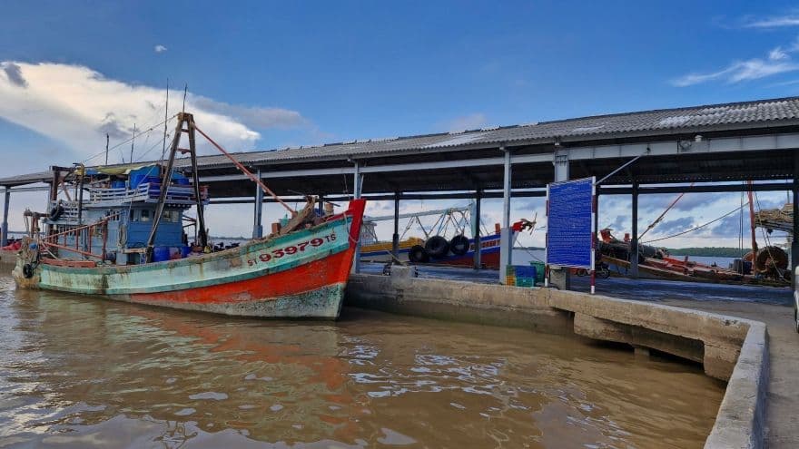 Thuyền đánh cá neo đậu tại cảng biển Sóc Trăng, nơi phát triển hạ tầng gắn liền với đời sống người dân.