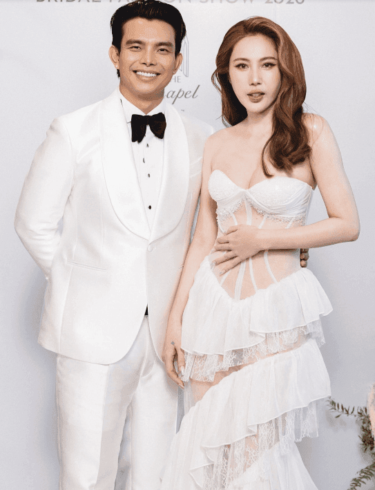 Thủy Tiên rạng rỡ bên Công Vinh tại sự kiện thời trang, diện váy cưới trắng cắt xẻ táo bạo.