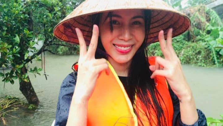 Thủy Tiên trong trang phục cứu trợ, làm từ thiện ở miền Trung, liên quan đến ồn ào sao kê