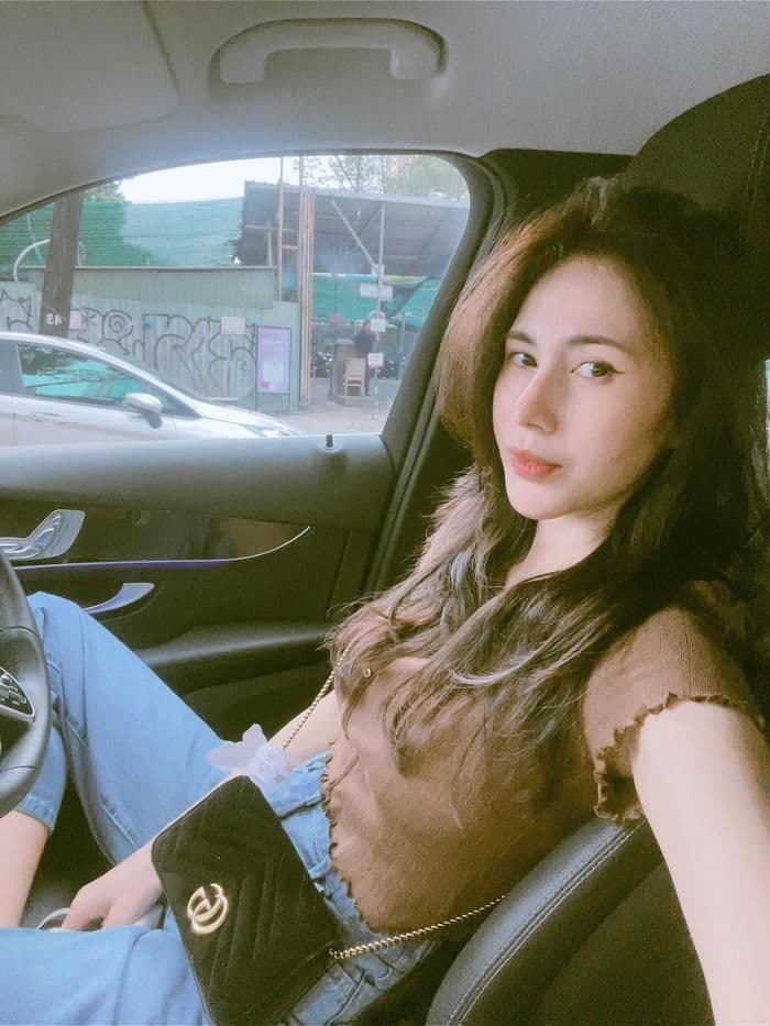 Thủy Tiên xuất hiện gầy gò, trầm tư, thể hiện nỗi cô đơn giữa dòng đời thực tại