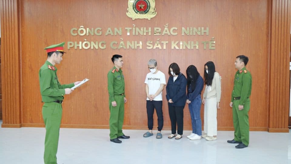Tài liệu giả mạo, minh họa cho tội danh làm giả con dấu, tài liệu của cơ quan, tổ chức.