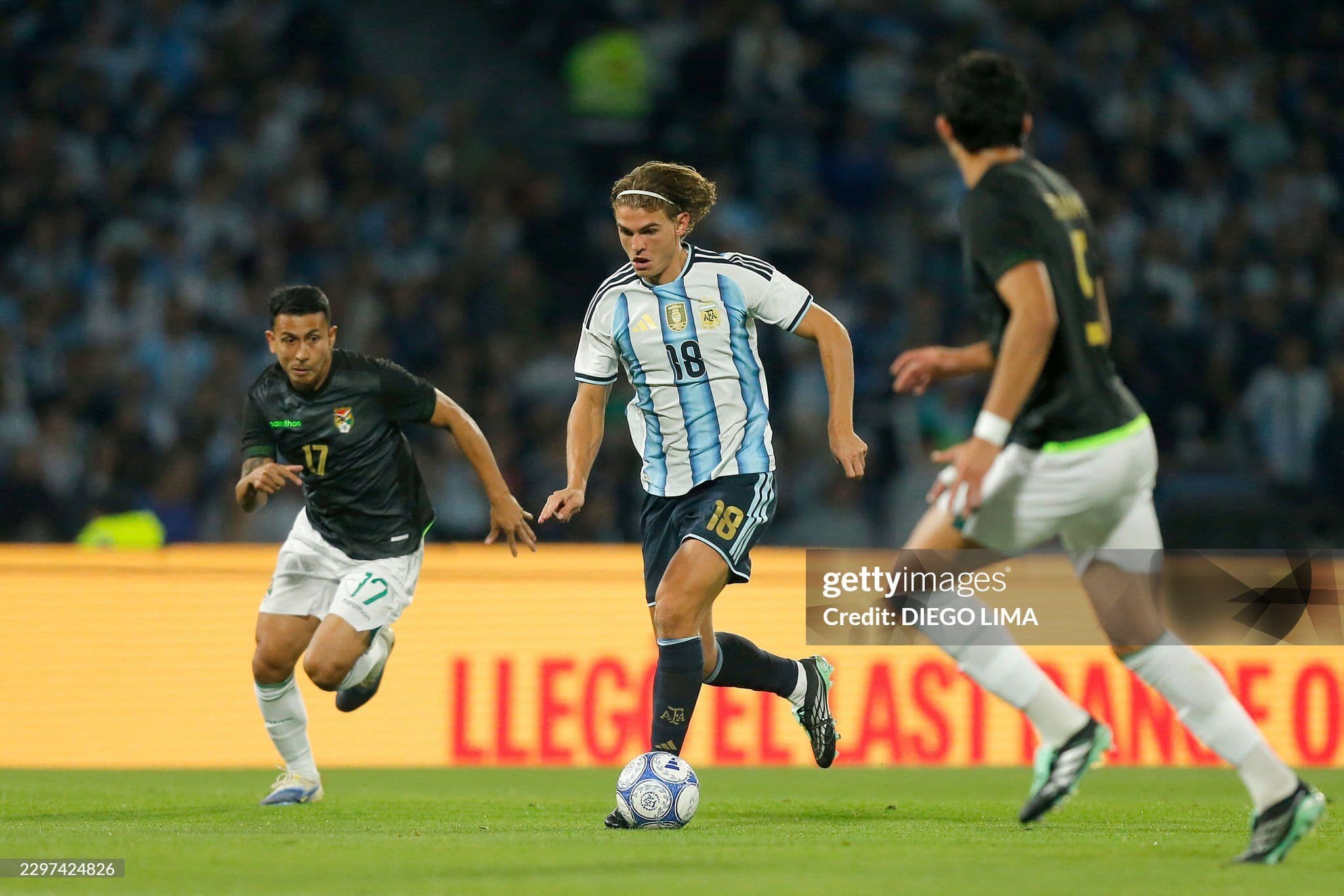 Tài năng trẻ Nico Paz của Argentina dẫn bóng trong trận đấu với Bolivia, thể hiện vai trò mới.