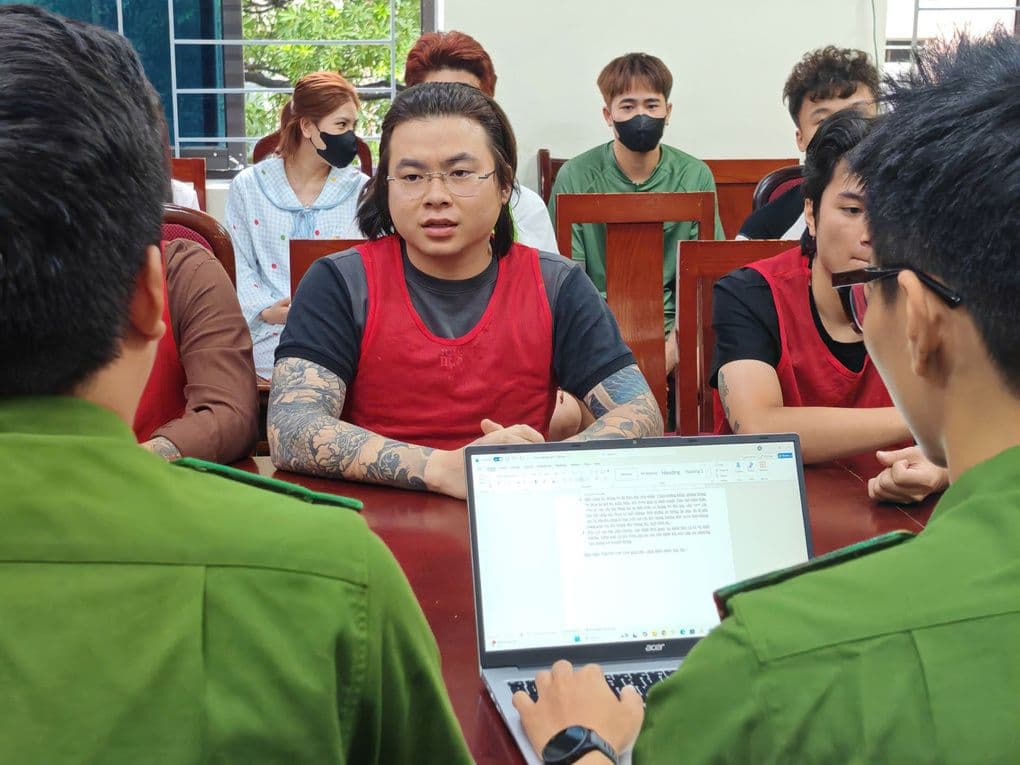TikToker Phạm Tuấn và các đồng phạm tại cơ quan điều tra, thể hiện hậu quả pháp lý của việc vi phạm trên mạng xã hội.