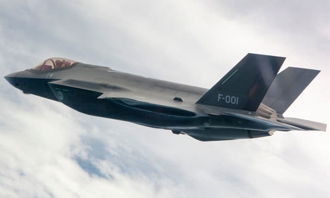 Tiêm kích F-35 của Hà Lan bay trên bầu trời, biểu tượng cho vũ khí triệu đô đối phó UAV.