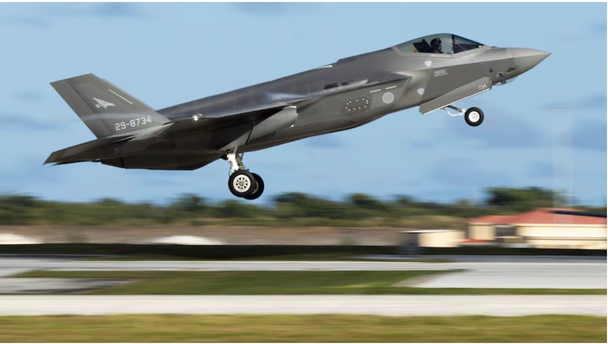 Tiêm kích F-35 Lightning II cất cánh, biểu tượng của công nghệ hàng không hiện đại.