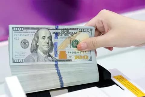 Tiền đô la Mỹ, biểu tượng của yếu tố tiền tệ và tài chính mà nhà đầu tư bạc cần theo dõi.