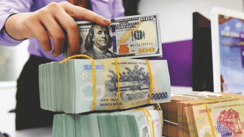 Tiền đô la Mỹ và tiền Việt Nam đồng xếp chồng lên nhau, tượng trưng cho các chính sách tài khóa và ngân sách nhà nước trong việc bình ổn giá xăng dầu.
