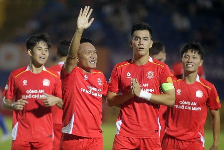 Tiến Linh (số 22) không ăn mừng bàn thắng vào lưới đội bóng cũ Becamex TP.HCM.