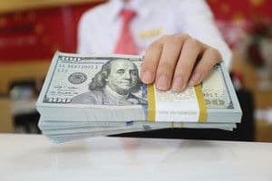 Tiền mặt, biểu tượng cho tài sản được thu hồi và quản lý minh bạch để tái tạo niềm tin xã hội.