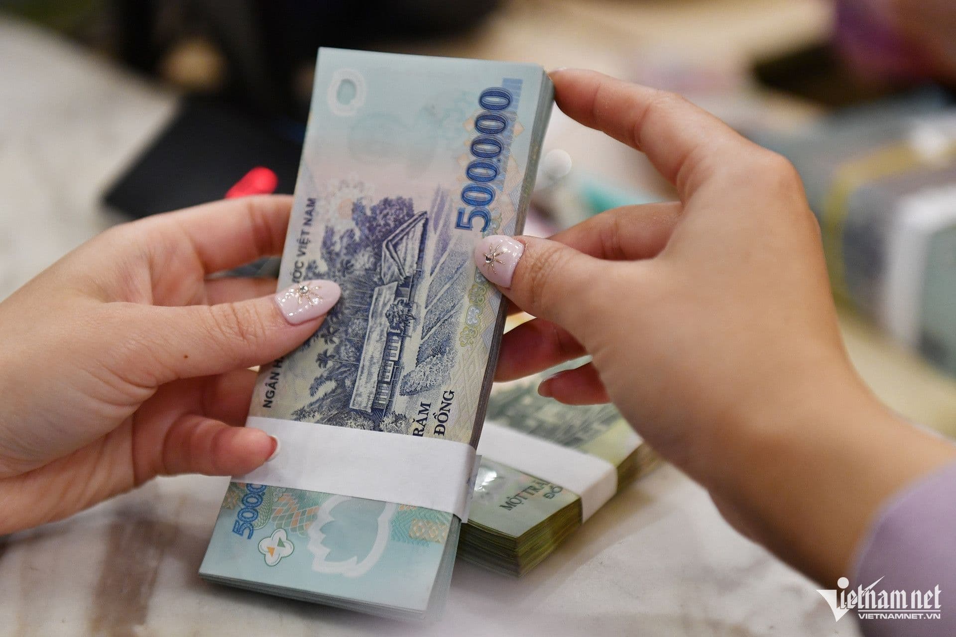 Tiền mặt mệnh giá 500.000 đồng, biểu tượng của thu nhập và khấu trừ thuế thu nhập cá nhân