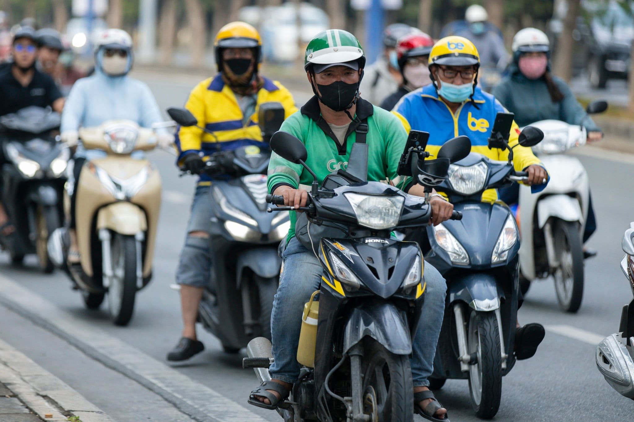 Tiền mặt và tiền điện tử tượng trưng cho lợi nhuận khổng lồ từ buôn bán động vật hoang dã trái phép.