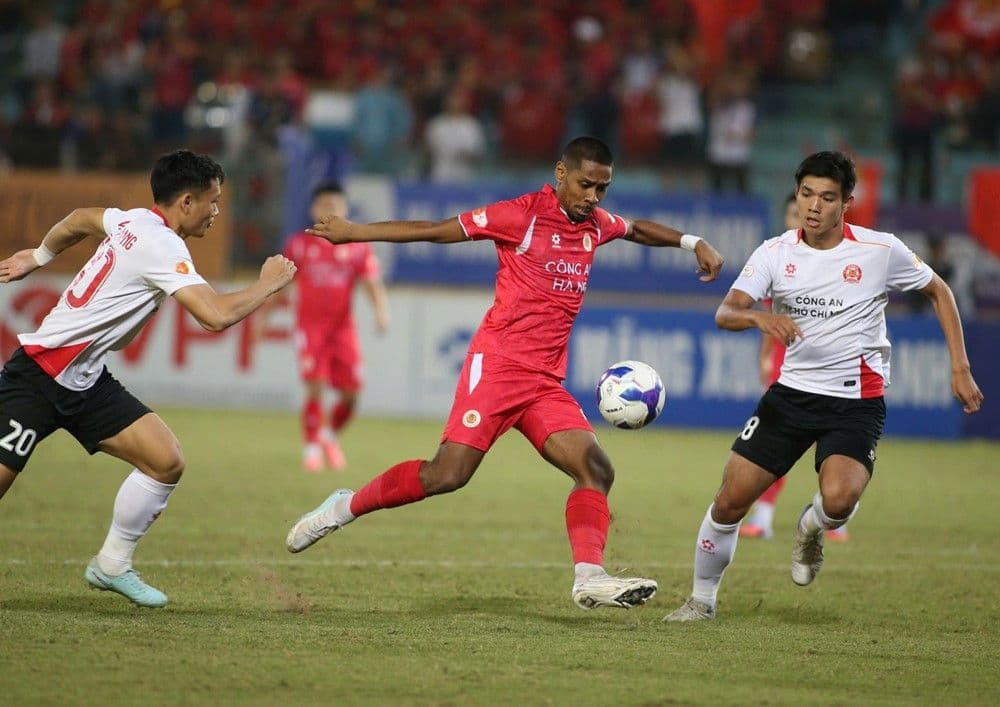 Tiền đạo Alan của Công An Hà Nội trong pha tấn công đầy nỗ lực trước hàng thủ Công An TP.HCM.