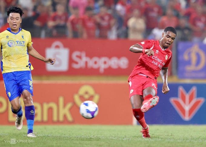 Tiền đạo Alan Sebastiao của Công an Hà Nội ghi bàn vào lưới Hà Nội FC sau sai lầm của trung vệ Nguyễn Thành Chung trong trận thua 2-4 trên sân Hàng Đẫy.