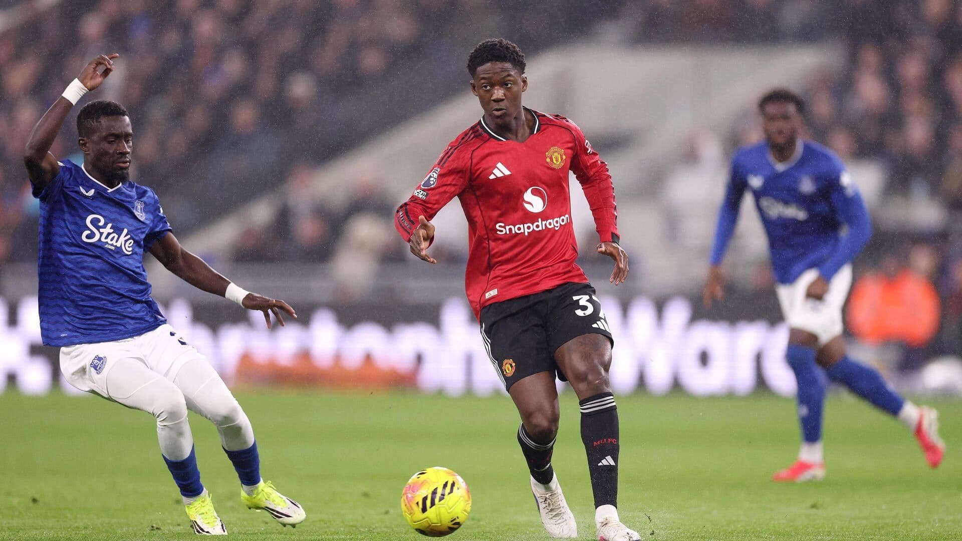 Tiền đạo Amad của Man Utd cố gắng đột phá hàng phòng ngự chặt chẽ của Everton, minh họa cho thế trận bế tắc.