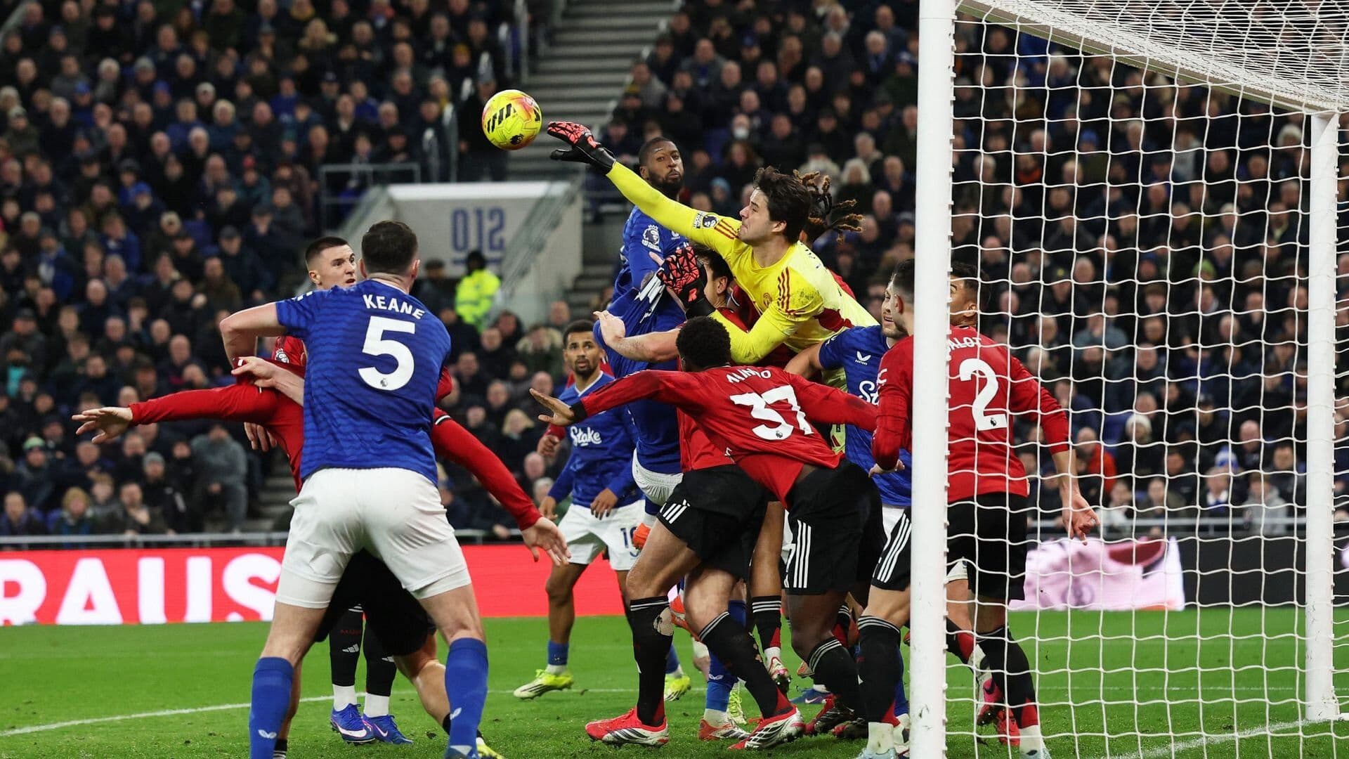 Tiền đạo Benjamin Sesko của Man Utd ăn mừng bàn thắng quyết định vào lưới Everton, mang về chiến thắng tối thiểu 1-0.