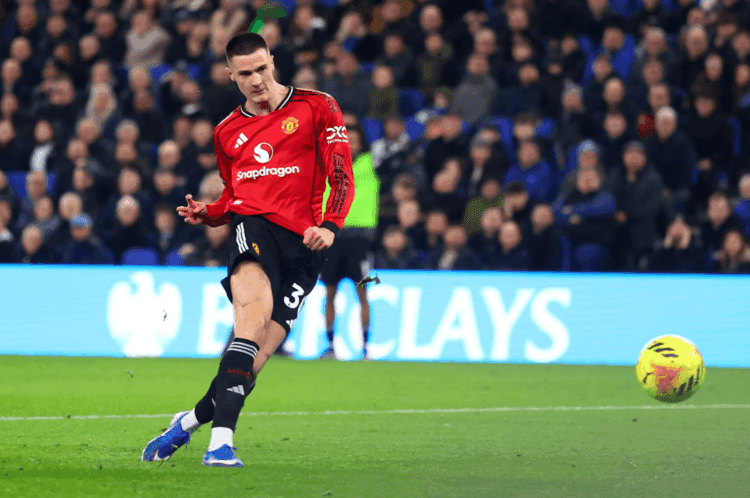 Tiền đạo Benjamin Sesko của Man Utd trong một pha xử lý bóng, minh họa cho tầm quan trọng của khoảnh khắc cá nhân quyết định.