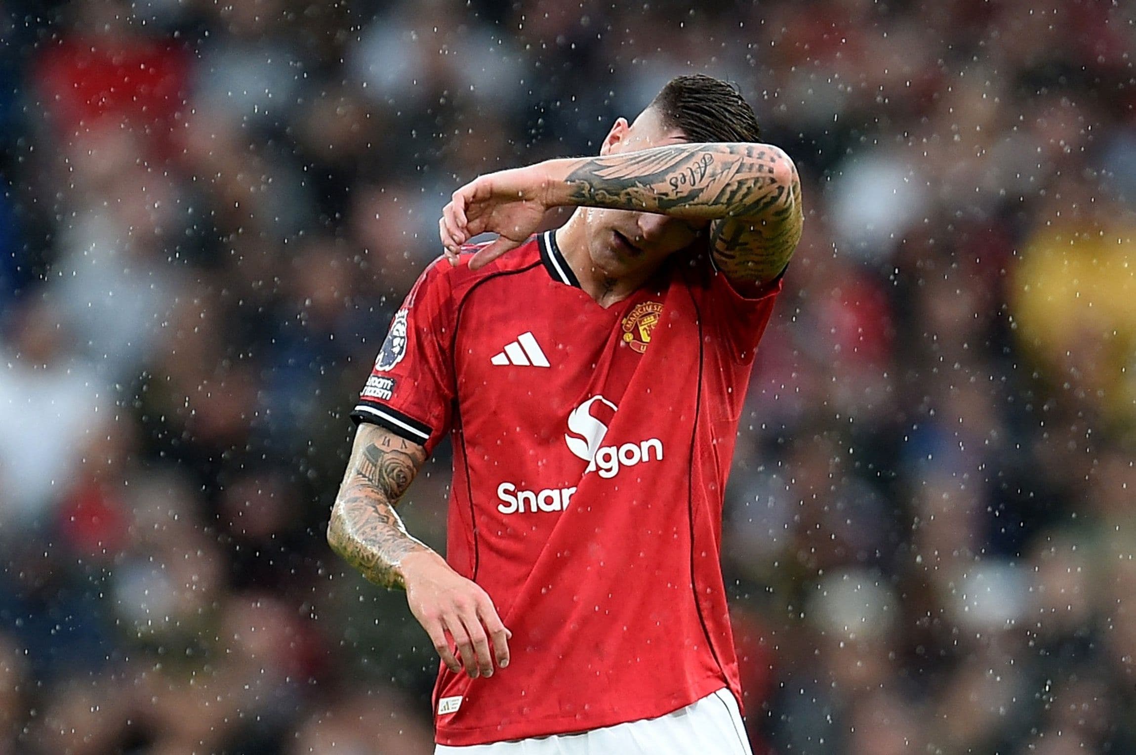 Tiền đạo Benjamin Sesko của Slovenia thể hiện sự thất vọng sau trận đấu đầy áp lực