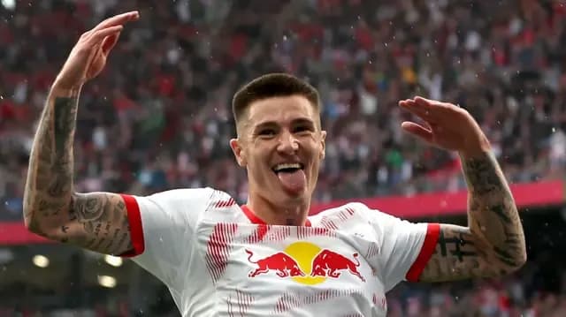 Tiền đạo Benjamin Sesko ăn mừng bàn thắng trên sân cỏ.