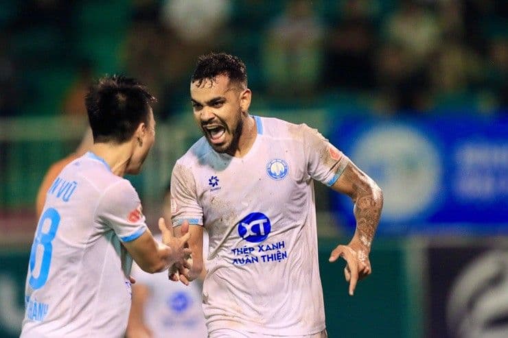 Tiền đạo Brenner của Nam Định ăn mừng bàn thắng, mở màn cho hiệp một bùng nổ với nhiều pha lập công.