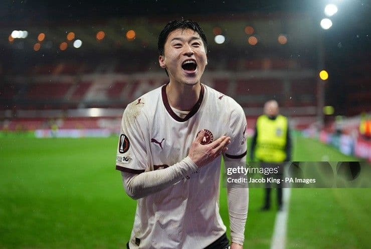 Tiền đạo Cho Gue Sung của Midtjylland ăn mừng bàn thắng quyết định vào lưới Nottingham Forest tại City Ground.