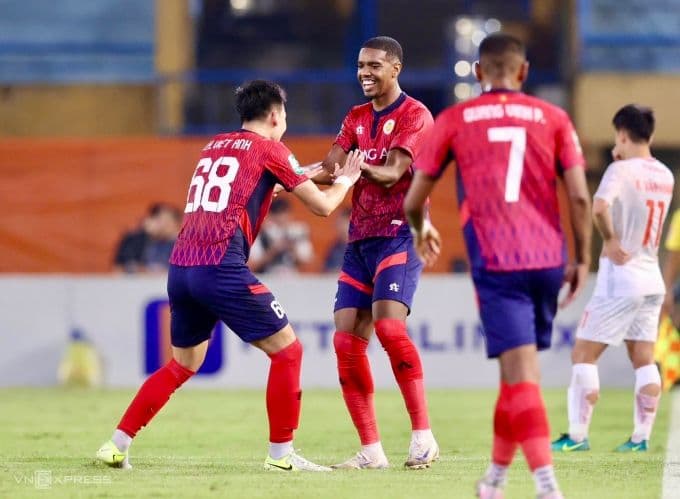 Tiền đạo Công an Hà Nội Alan Sebastiao (giữa) ăn mừng cùng Bùi Hoàng Việt Anh khi ghi bàn ấn định chiến thắng Thể Công 3-1 ở bán kết Cup Quốc gia 2024-2025, trên sân Hàng Đẫy, Hà Nội, ngày 26/6/2025. Ảnh: Hoàng Huynh