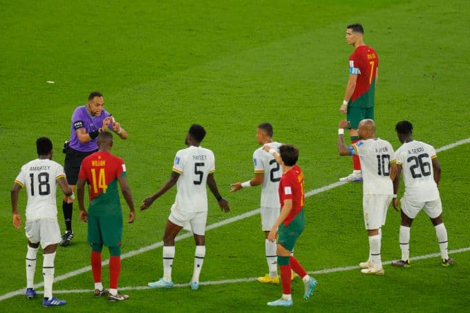 Tiền đạo Cristiano Ronaldo trên sân cỏ World Cup, đại diện cho những huyền thoại và sự kết nối toàn cầu của bóng đá.