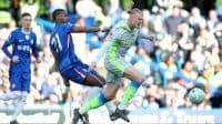 Tiền đạo Erling Haaland của Man City đối đầu cầu thủ Chelsea, tượng trưng cho giá trị thương mại và sự cạnh tranh khốc liệt của Ngoại hạng Anh.