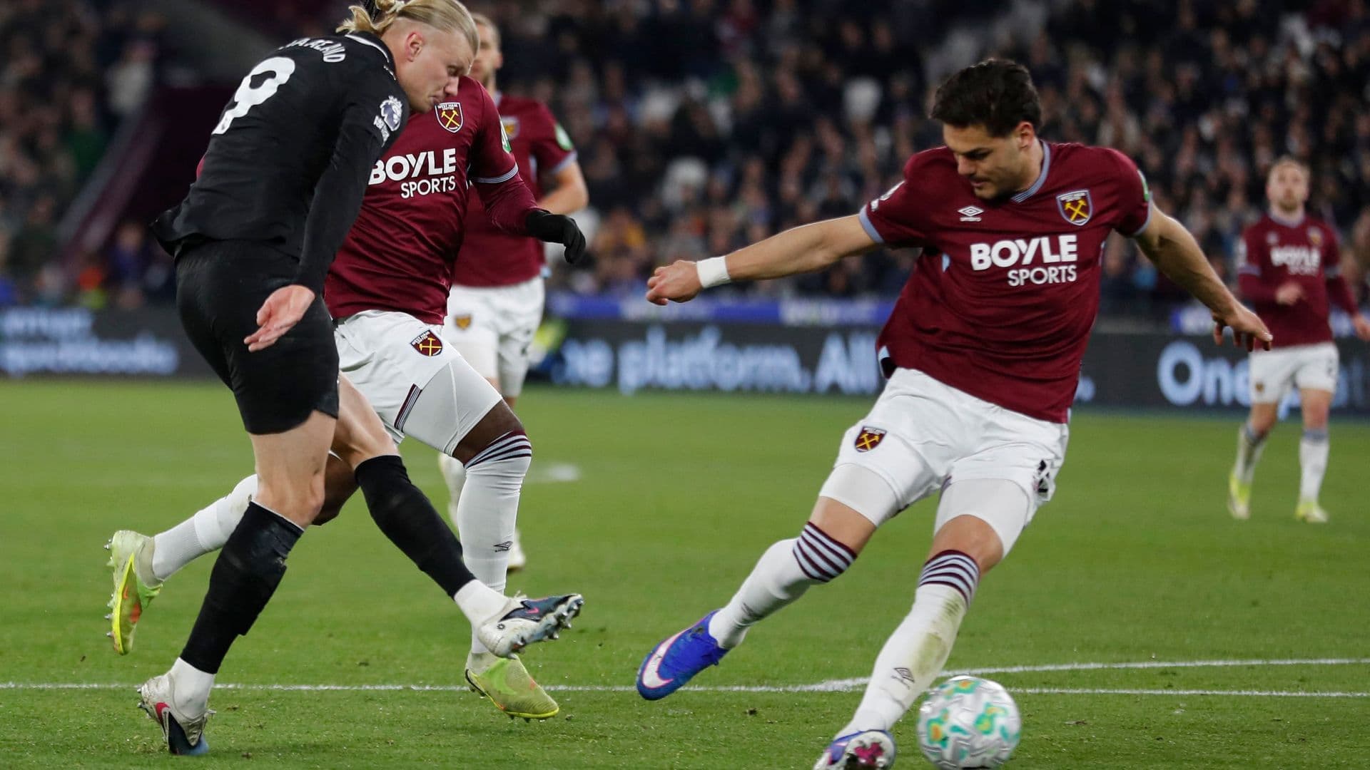 Tiền đạo Erling Haaland của Man City nỗ lực dứt điểm trước hàng phòng ngự West Ham, thể hiện sự thiếu sắc bén trong tấn công.