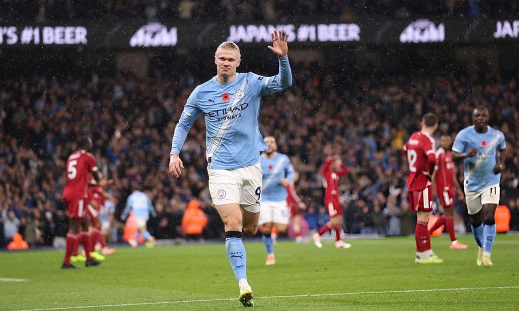 Tiền đạo Erling Haaland của Man City ăn mừng trên sân cỏ, thể hiện phong độ hủy diệt của đội bóng
