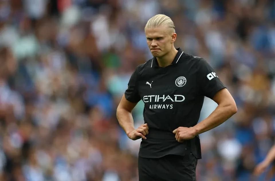 Tiền đạo Erling Haaland của Man City thể hiện sự thất vọng sau trận thua sốc trước Brighton.