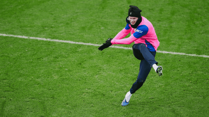 Tiền đạo Erling Haaland của Man City tập luyện trên sân cỏ, chuẩn bị cho trận đấu