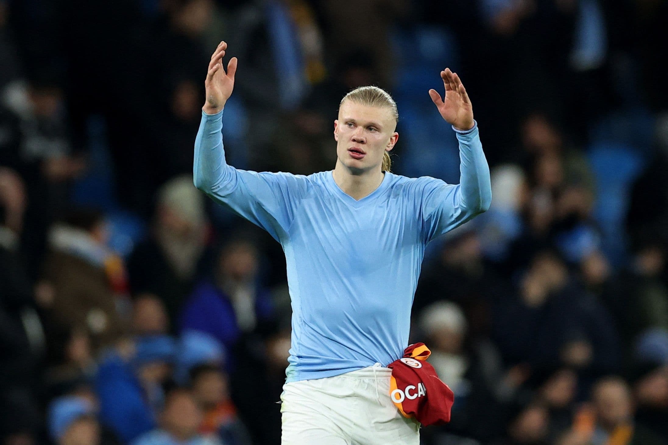 Tiền đạo Erling Haaland của Man City trên sân, đại diện cho bản lĩnh cá nhân và chiến thuật hiệu quả.