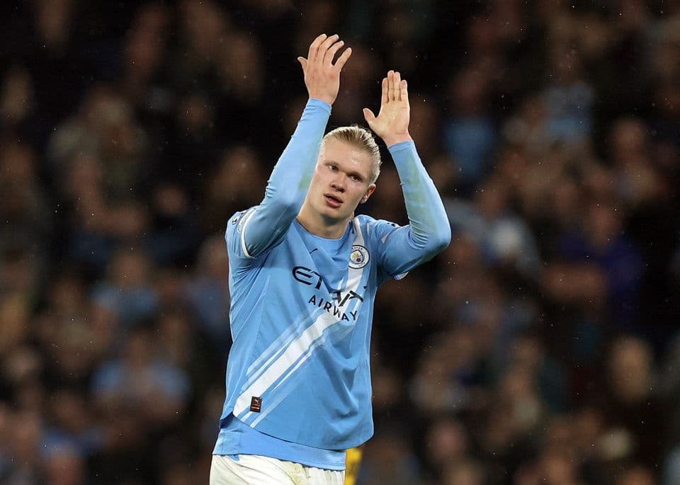 Tiền đạo Erling Haaland của Man City vỗ tay cảm ơn người hâm mộ.