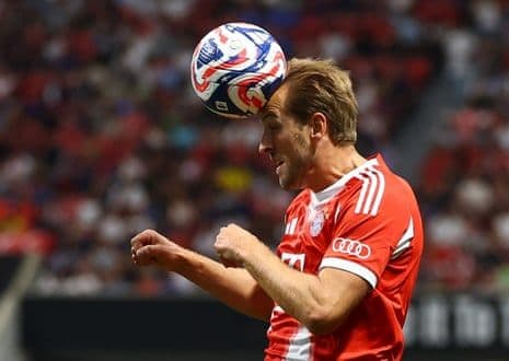 Tiền đạo Harry Kane của Bayern Munich thực hiện pha đánh đầu trong vòng cấm.