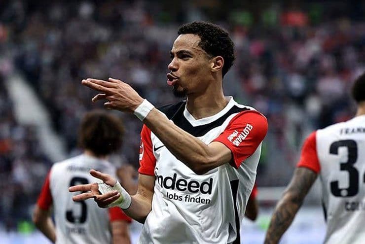 Tiền đạo Hugo Ekitike trong màu áo Frankfurt, thể hiện sự lột xác mạnh mẽ.