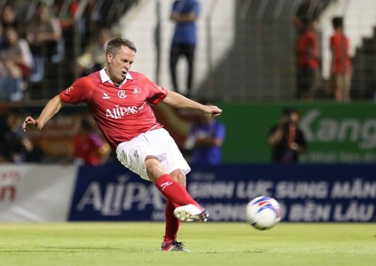 Tiền đạo huyền thoại Michael Owen dứt điểm trong trận đấu giữa MU Legends và Việt Nam All Stars.