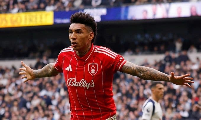 Tiền đạo Igor Jesus của Nottingham Forest ăn mừng bàn thắng vào lưới Tottenham, thể hiện nỗi ám ảnh của Gà Trống.