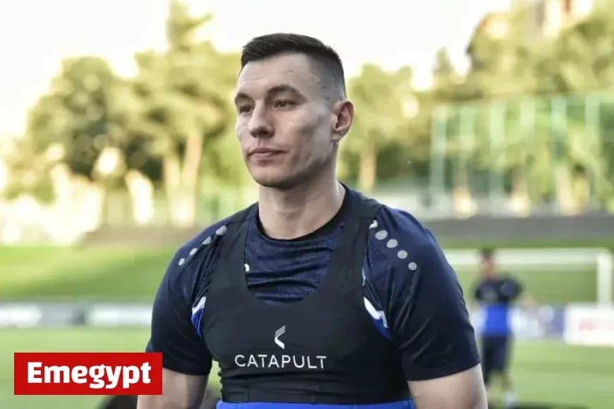 Tiền đạo Igor Sergeev của Uzbekistan trên sân tập