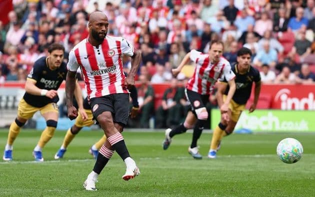 Tiền đạo Igor Thiago của Brentford ghi bàn từ chấm phạt đền.