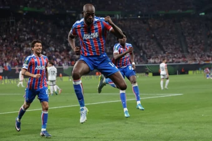 Tiền đạo Jean-Philippe Mateta của Crystal Palace ăn mừng bàn thắng duy nhất trong trận chung kết Conference League.
