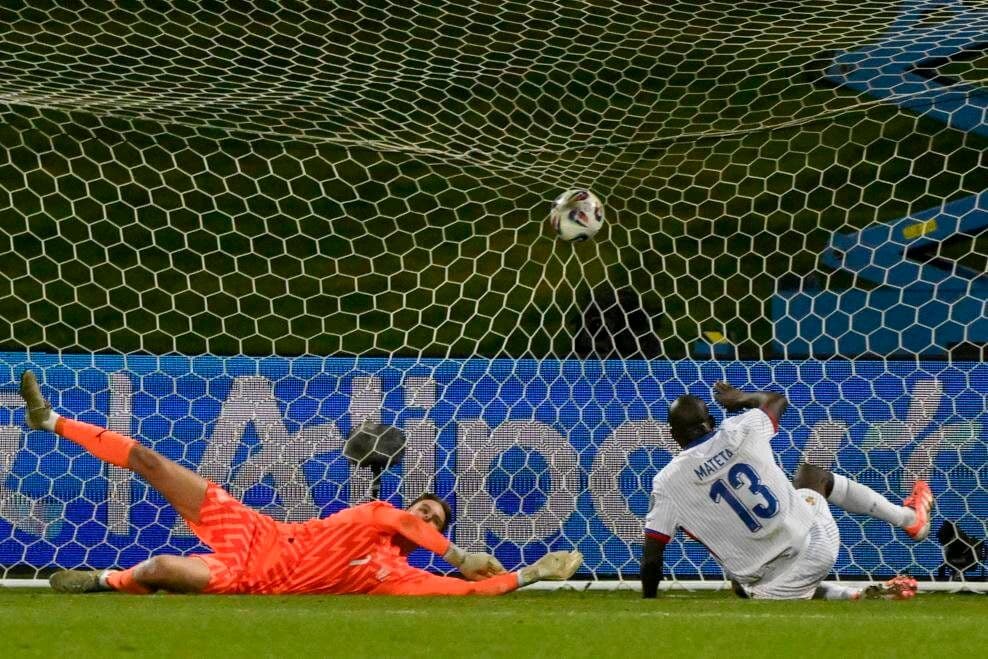 Tiền đạo Jean-Philippe Mateta ghi bàn cho tuyển Pháp trong trận đấu với Iceland