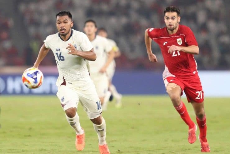 Tiền đạo Jens Raven của U23 Indonesia (áo đỏ) trong pha tranh chấp bóng với cầu thủ U23 Thái Lan.