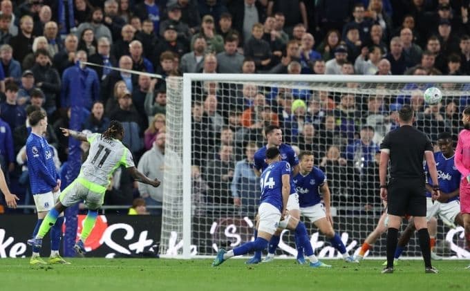 Tiền đạo Jeremy Doku của Man City ghi bàn gỡ hòa 3-3 ở phút bù giờ, cứu vớt một điểm quý giá trước Everton.