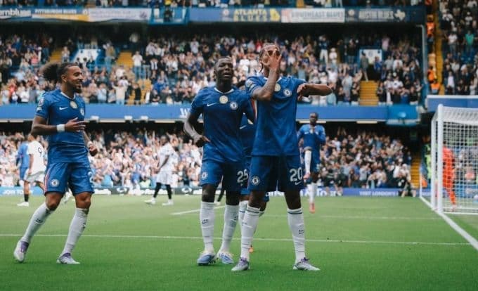 Tiền đạo Joao Pedro của Chelsea ăn mừng bàn thắng mở tỷ số trên sân Stamford Bridge, thể hiện khởi đầu mạnh mẽ tại Ngoại Hạng Anh.