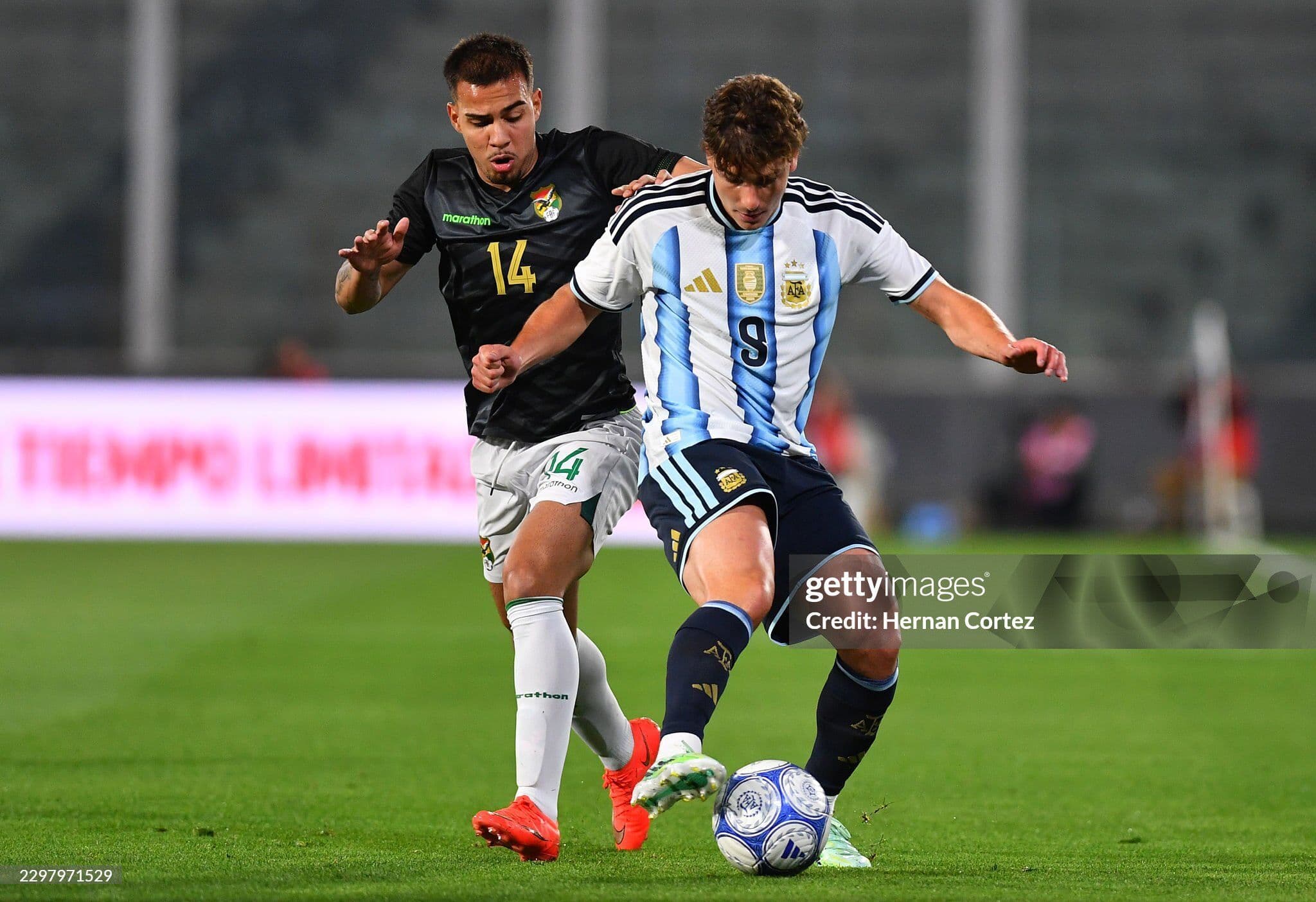 Tiền đạo Julian Alvarez của Argentina tranh chấp bóng với cầu thủ Bolivia, thể hiện chiến lược đa dạng của HLV Scaloni.