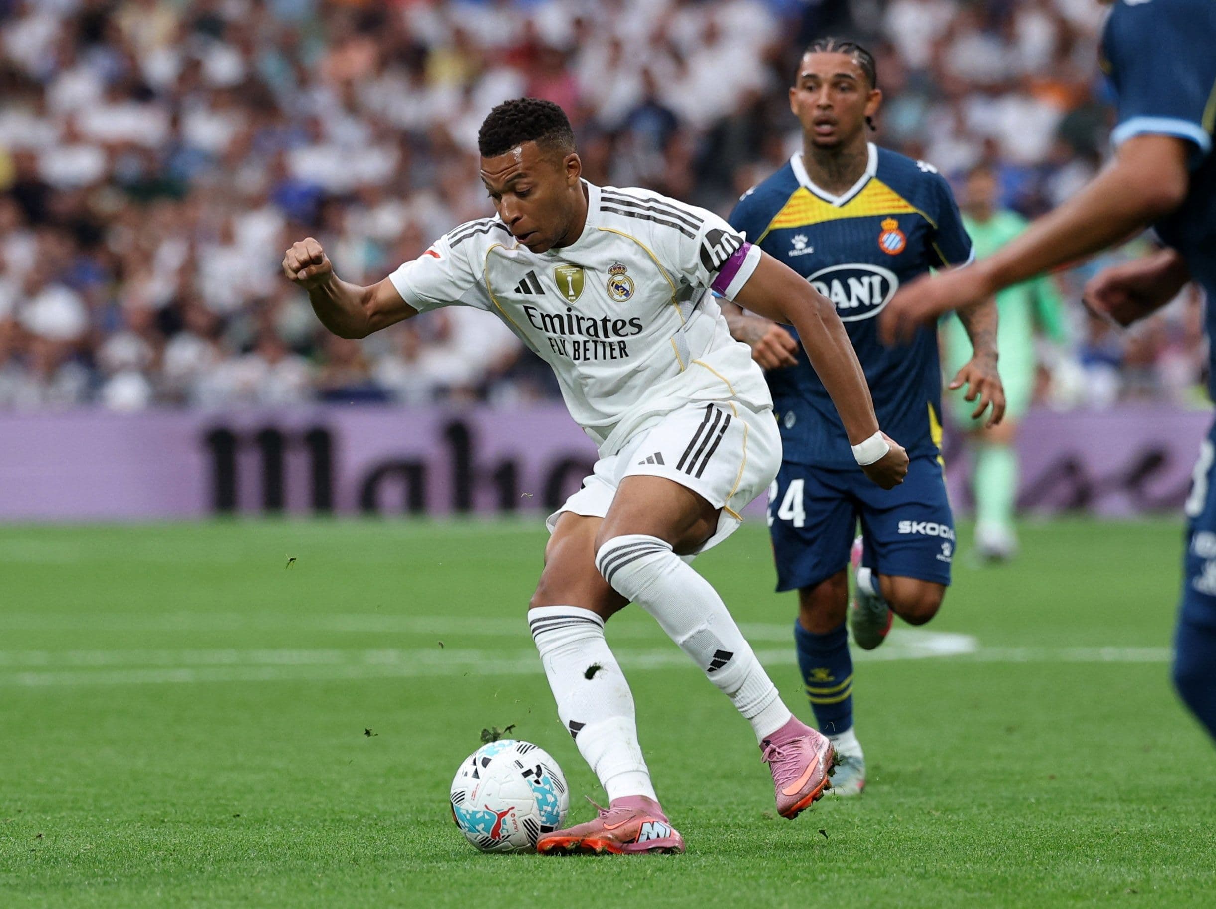 Tiền đạo Kylian Mbappe của Real Madrid kiểm soát bóng trong trận đấu với Espanyol.
