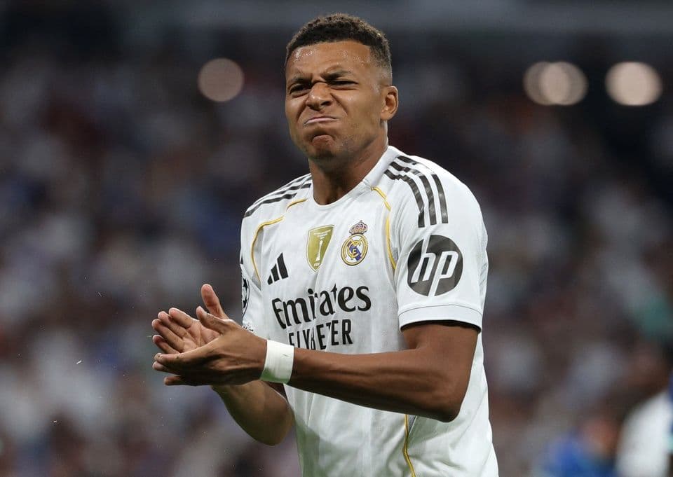 Tiền đạo Kylian Mbappe của Real Madrid với biểu cảm tập trung, thể hiện sức mạnh tấn công.