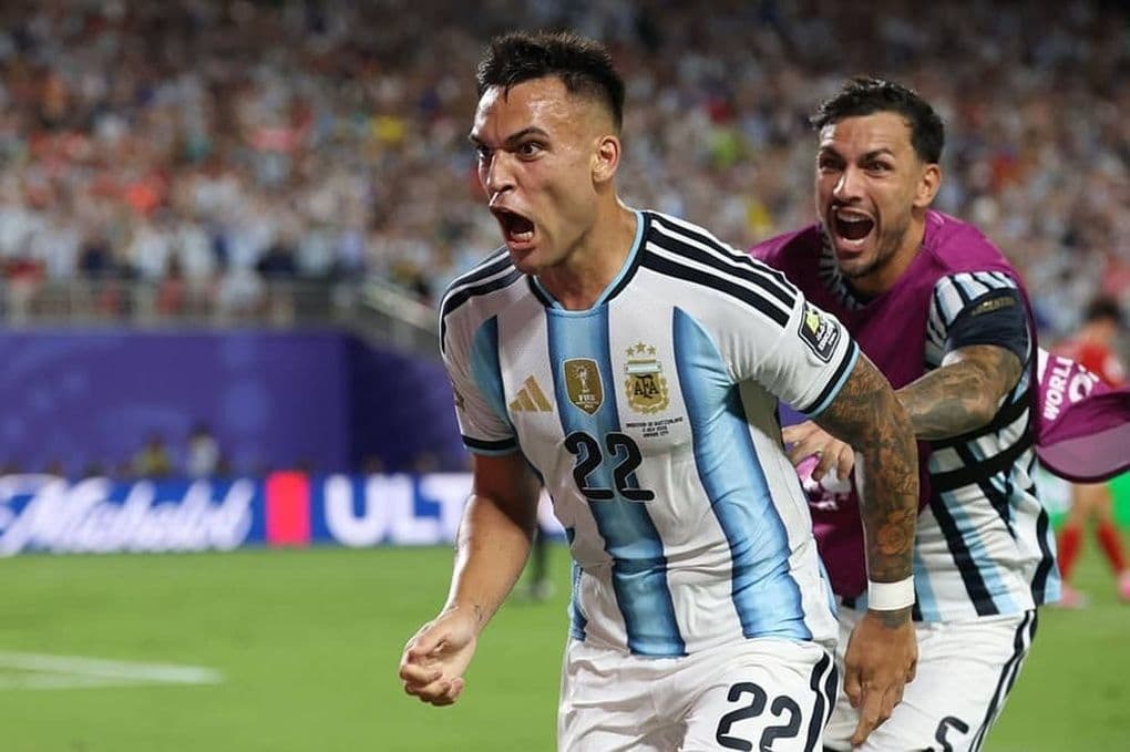 Tiền đạo Lautaro Martinez của Argentina ăn mừng bàn thắng quyết định trong trận tứ kết World Cup 2026.