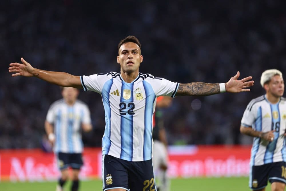 Tiền đạo Lautaro Martinez của Argentina ăn mừng bàn thắng, thể hiện khát vọng chiến thắng trong giai đoạn chuyển giao thế hệ.