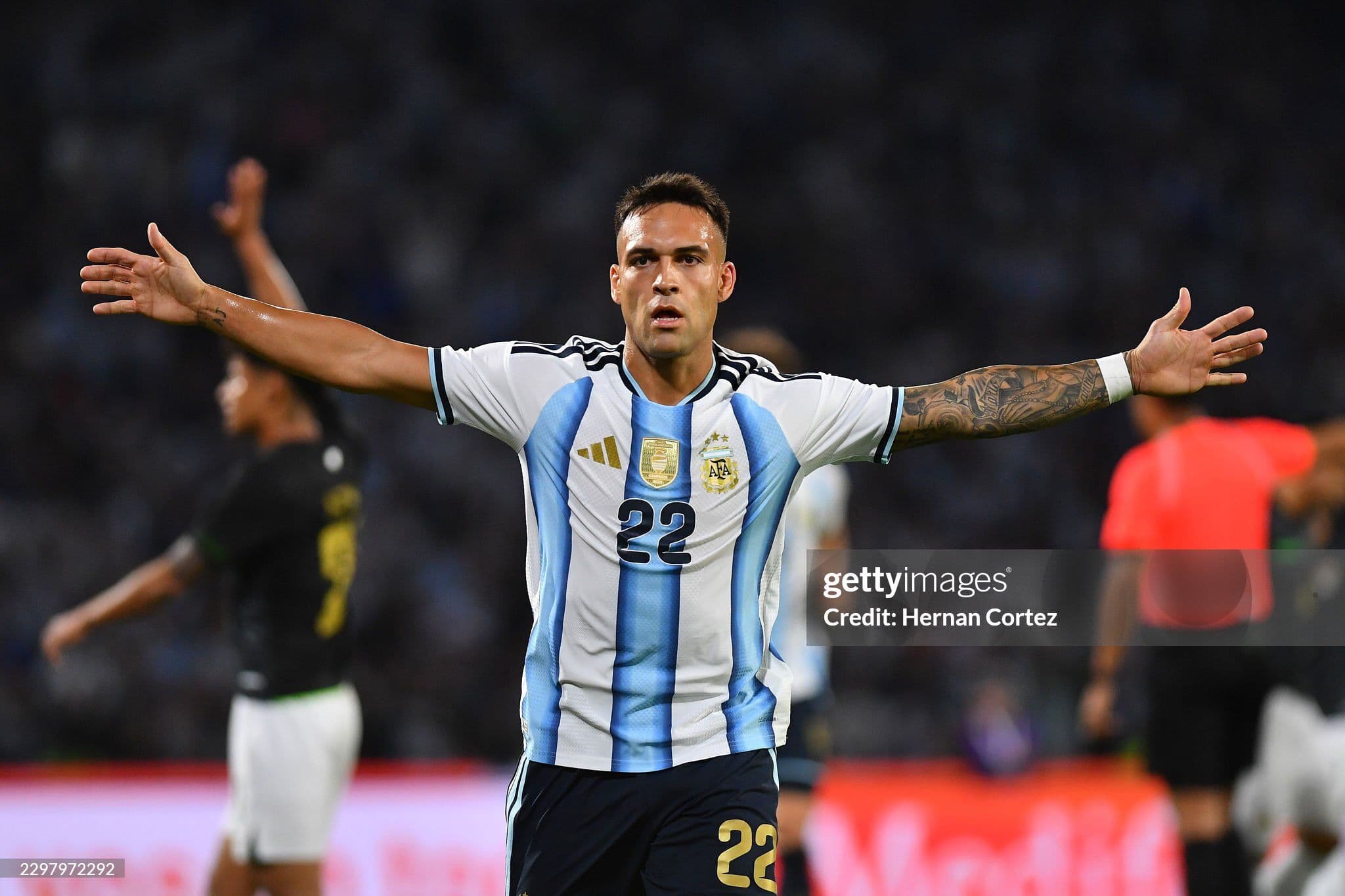 Tiền đạo Lautaro Martinez của Argentina trên sân, đối mặt với Bolivia trong trận đấu thử nghiệm chiến thuật.